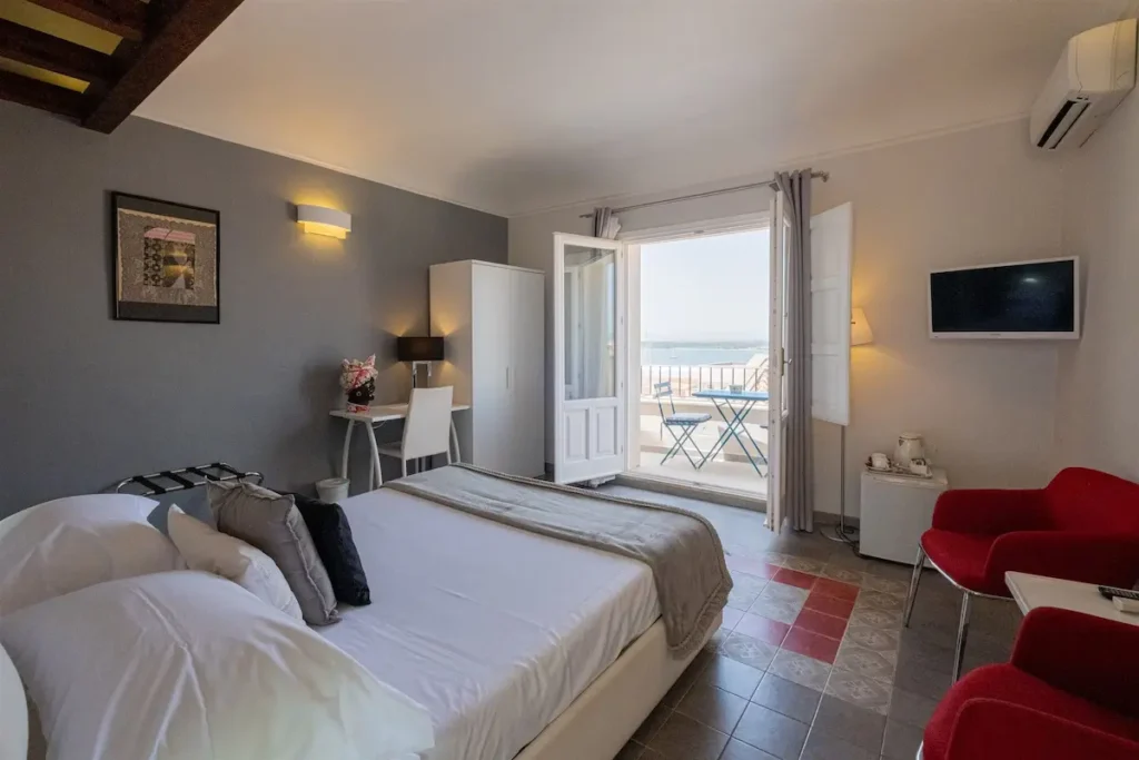 Double room with ocean view and aircon at Syracuse Hotel Palazzo Gilistro